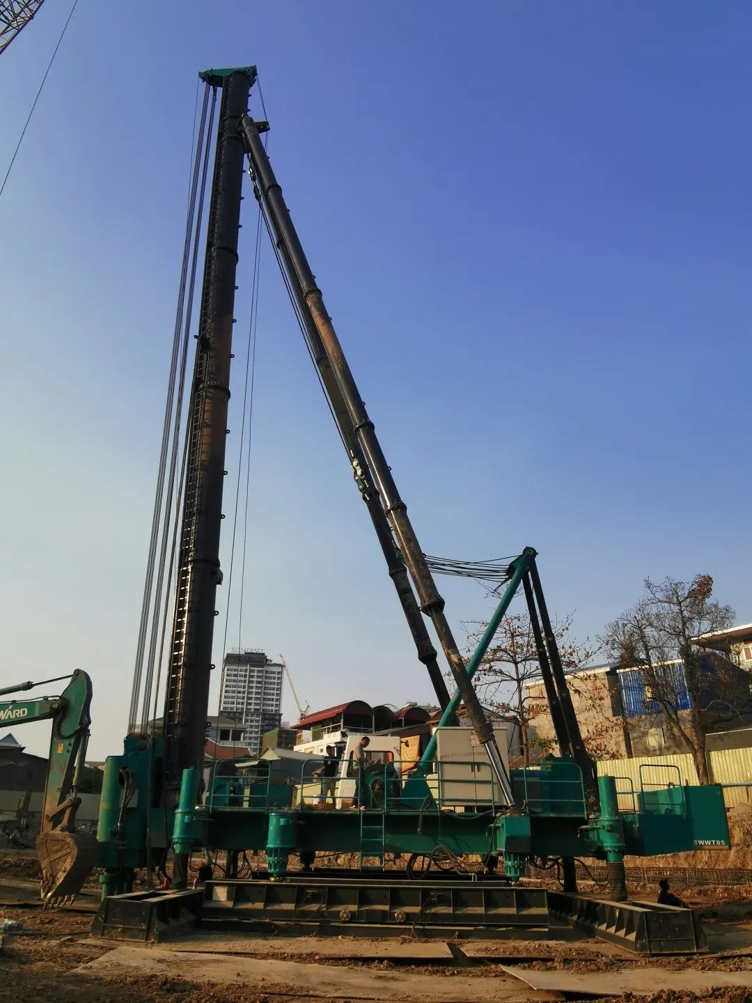 柬埔寨首台三轴陆续墙钻机正式施工