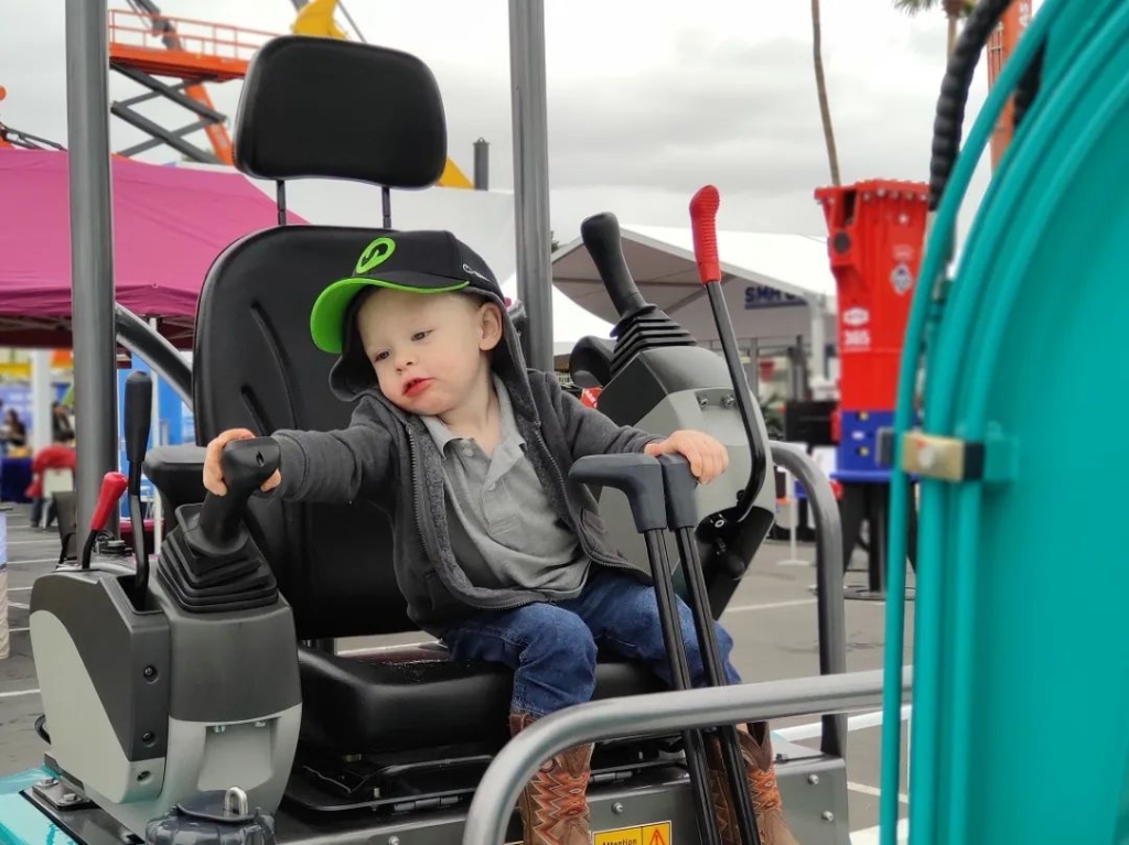 皇家国际智能全新亮相美国工程机械展