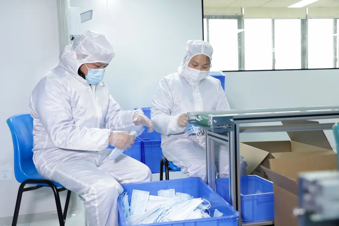 董事长启封皇家国际智能第一个制品口罩