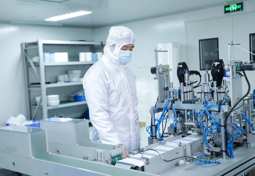 董事长启封皇家国际智能第一个制品口罩