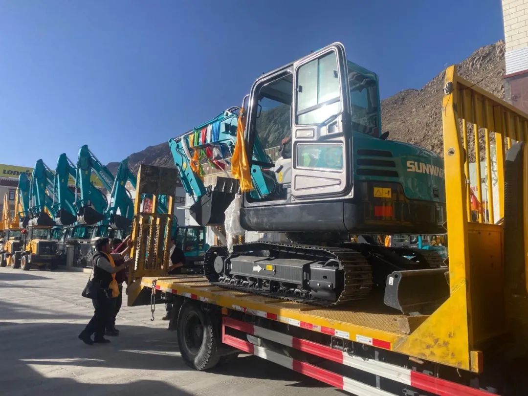 十台皇家国际挖掘机交付西藏少数民族特色村寨