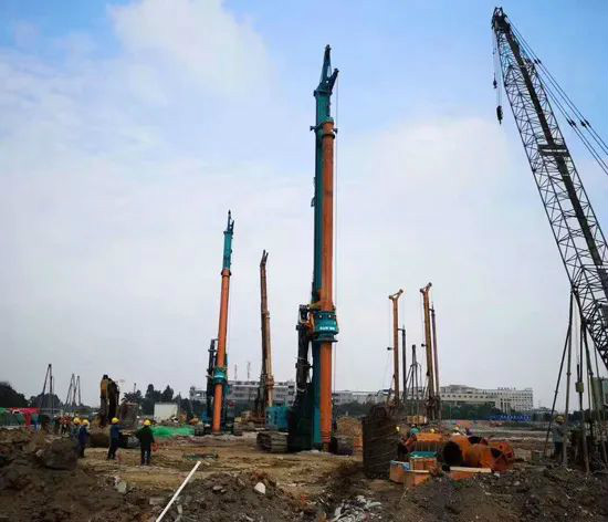 从事基础施工32年的老内行为皇家国际智能旋挖钻机代言