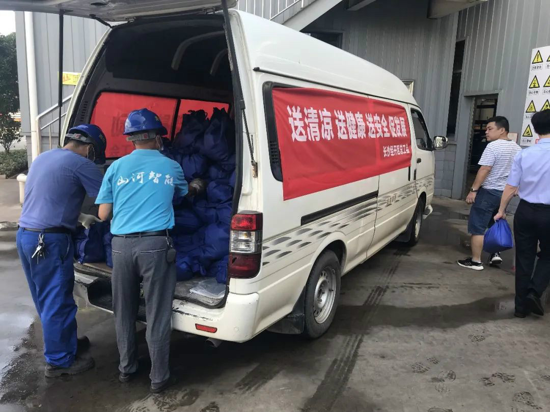 夏季炎炎送清冷，区总关切暖人心