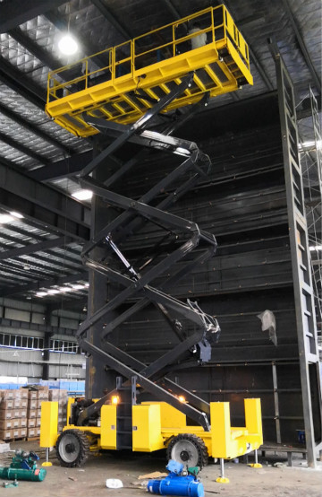 英武！大气！不变！皇家国际智能越野剪叉式高空作业平台解客户难题