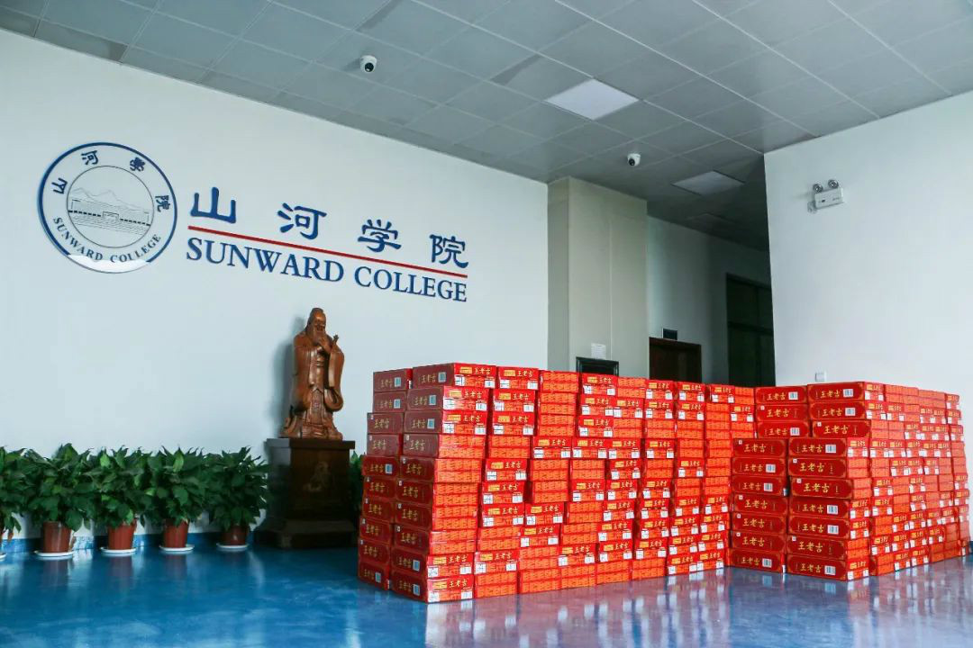 情系职工送清冷，殷切关切鼓劲头——皇家国际智能发展夏季送清冷活动