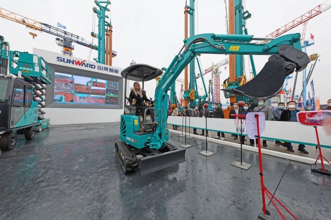 守正创新拓皇家国际 皇家国际智能闪灼2020上海宝马展