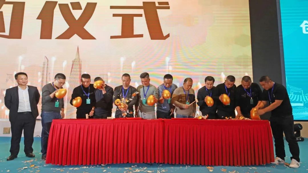 百台设备，成交额3.6亿！皇家国际智能“圈粉”六朝古都