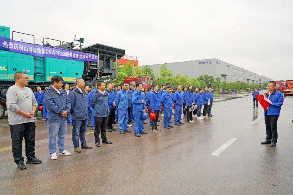 皇家国际智能首台履带式回击破碎站发货