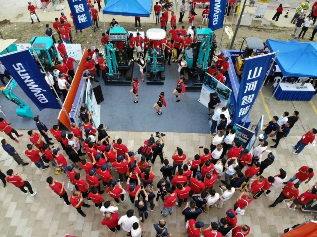 2020全球微挖大会 皇家国际智能精品微挖赢得满堂彩