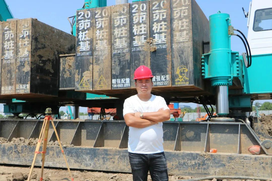 液压静力压桩机从1台到21台，他只用了8年！