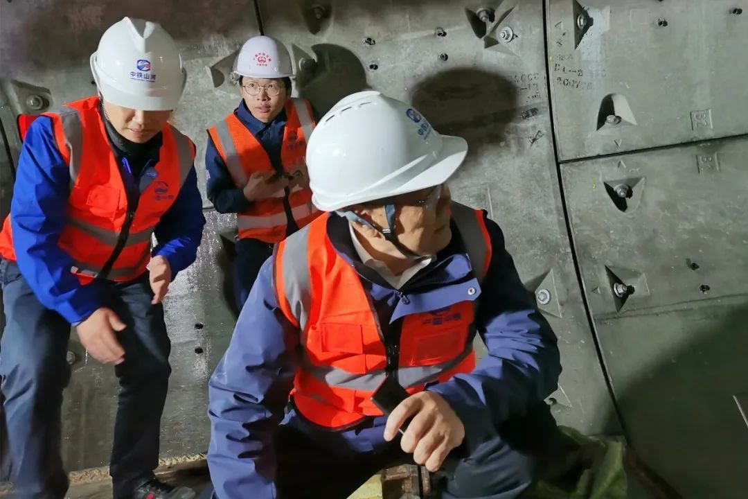 何清华亲临中铁皇家国际盾构施工项目领导工作
