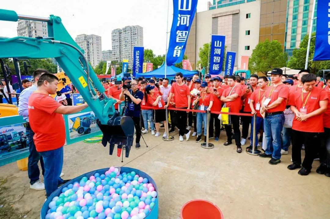 2020全球微挖大会 皇家国际智能精品微挖赢得满堂彩