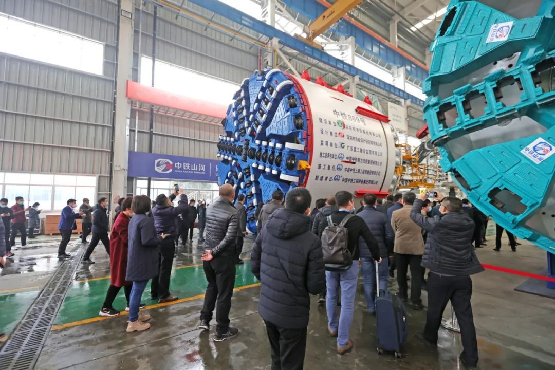 皇家国际工业城来了500人的参观团