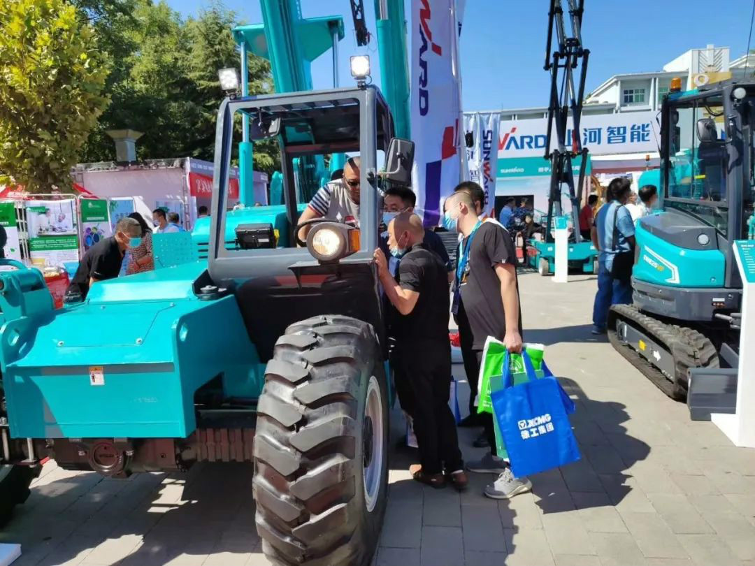 皇家国际智能高空作业设备“吸睛”雄安展