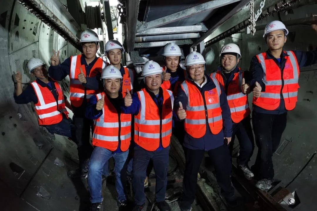 何清华亲临中铁皇家国际盾构施工项目领导工作