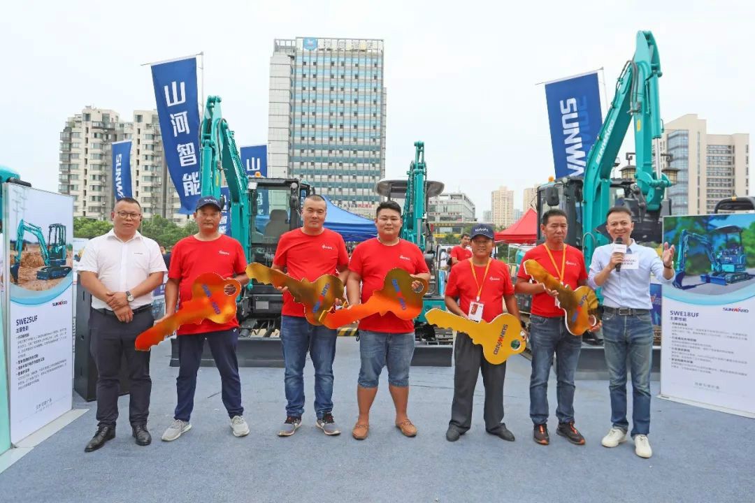 2020全球微挖大会 皇家国际智能精品微挖赢得满堂彩