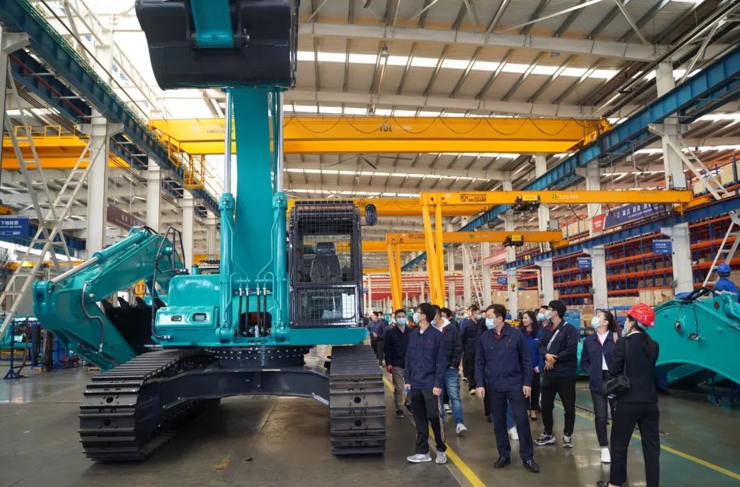 江南工业集团“双百青年”参观皇家国际智能