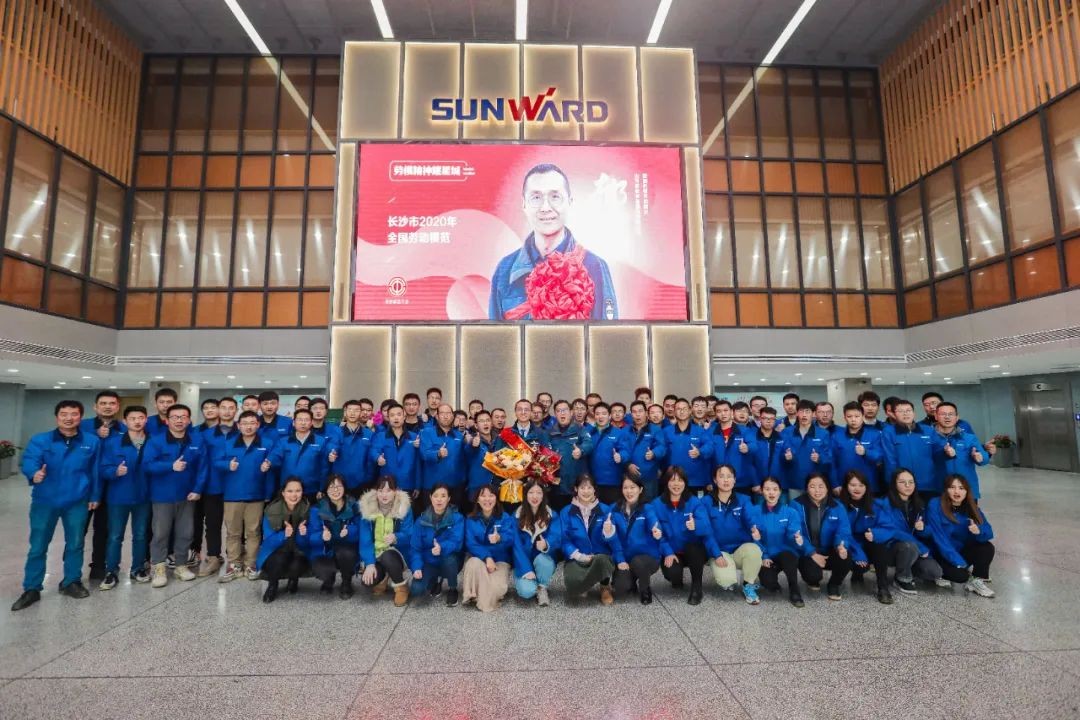 皇家国际智能召开全国劳动圭表郝鹏载誉归来分享会