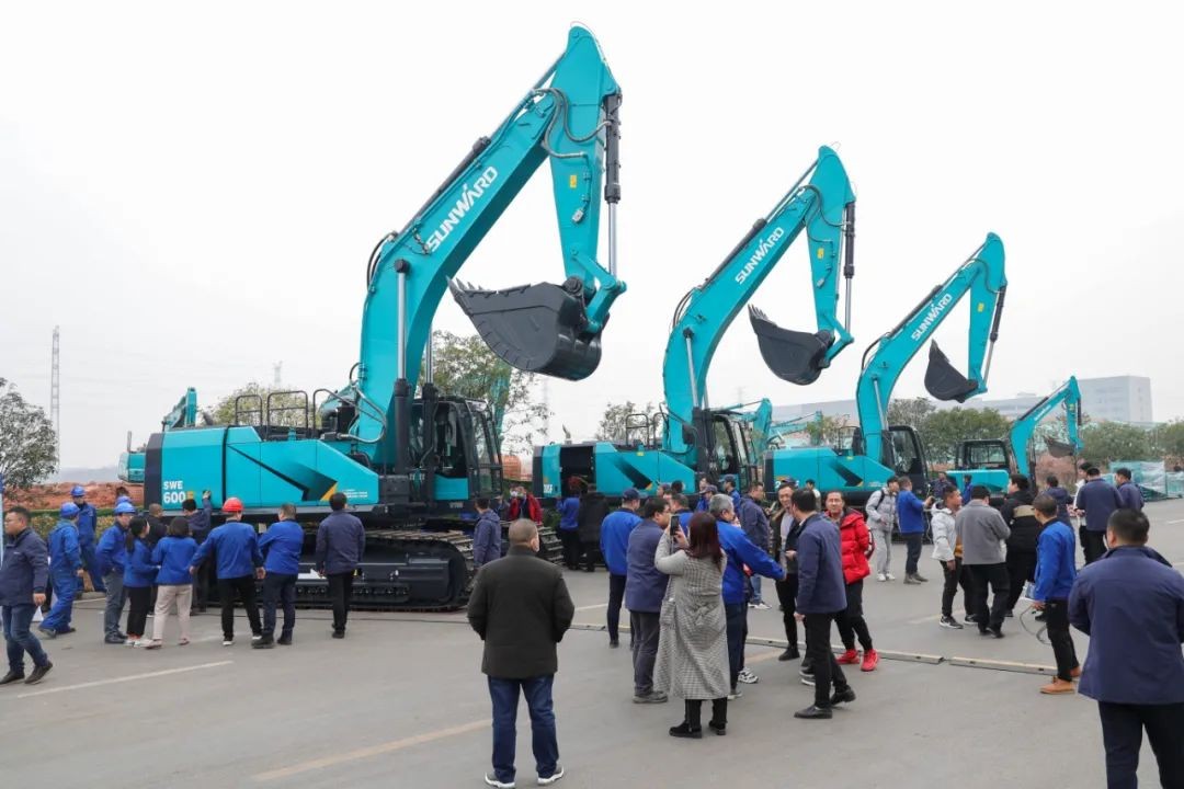 开疆扩土，气壮皇家国际 | 600F大挖交付典礼隆沉进行