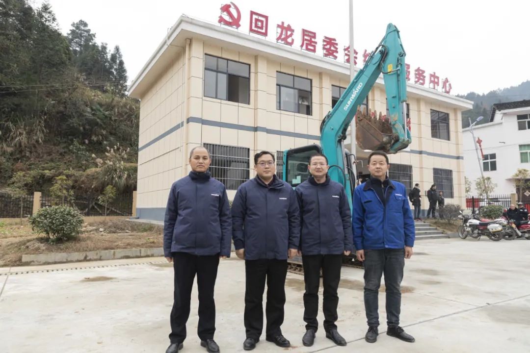 校企合作精准扶贫，产教融合振兴村落 | 皇家国际智能向合作院校对口扶贫点捐赠挖掘机