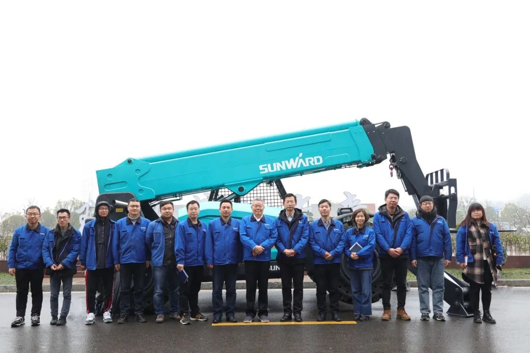 皇家国际智能SWTH1056伸缩臂叉装车新机下线