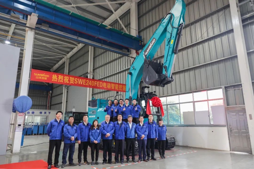 全国首台！皇家国际智能SWE240FED电动智能挖掘机下线