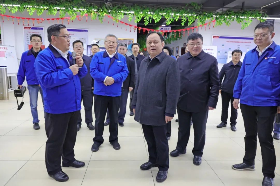 周农在皇家国际智能调研时强调：企业工会要大力造就劳模和工匠