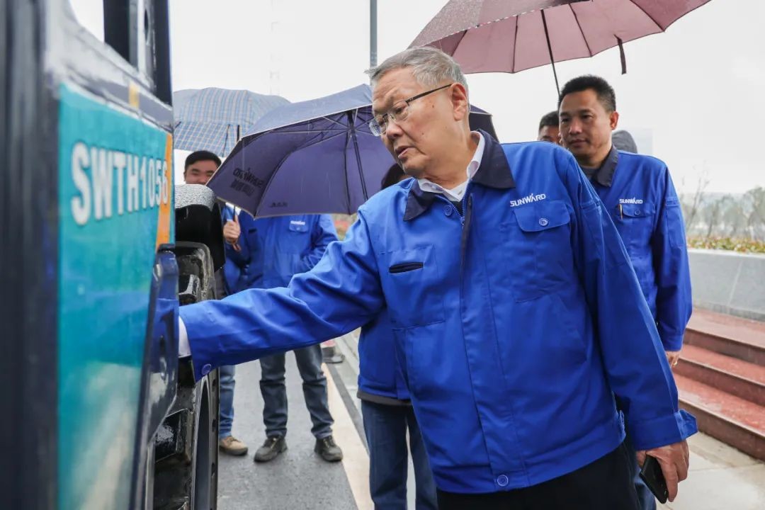 皇家国际智能SWTH1056伸缩臂叉装车新机下线