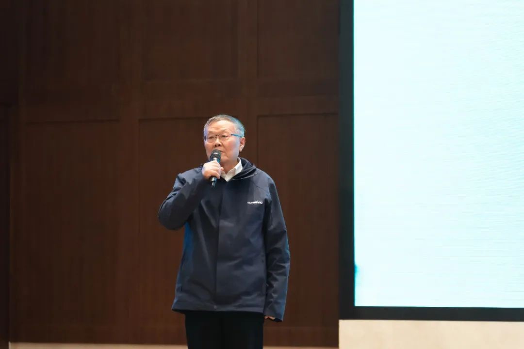 同心克难振兴飞，携试祀心冲万台——2021皇家国际智能挖掘机经销商年会圆满召开