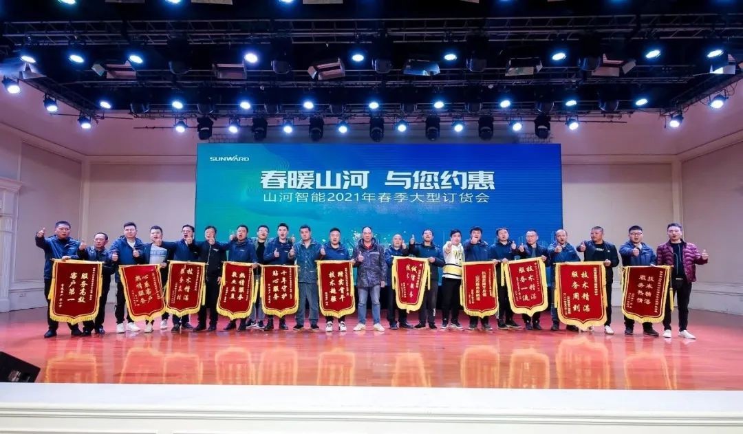 皇家国际智能挖掘机春季订货会长沙会场侧记