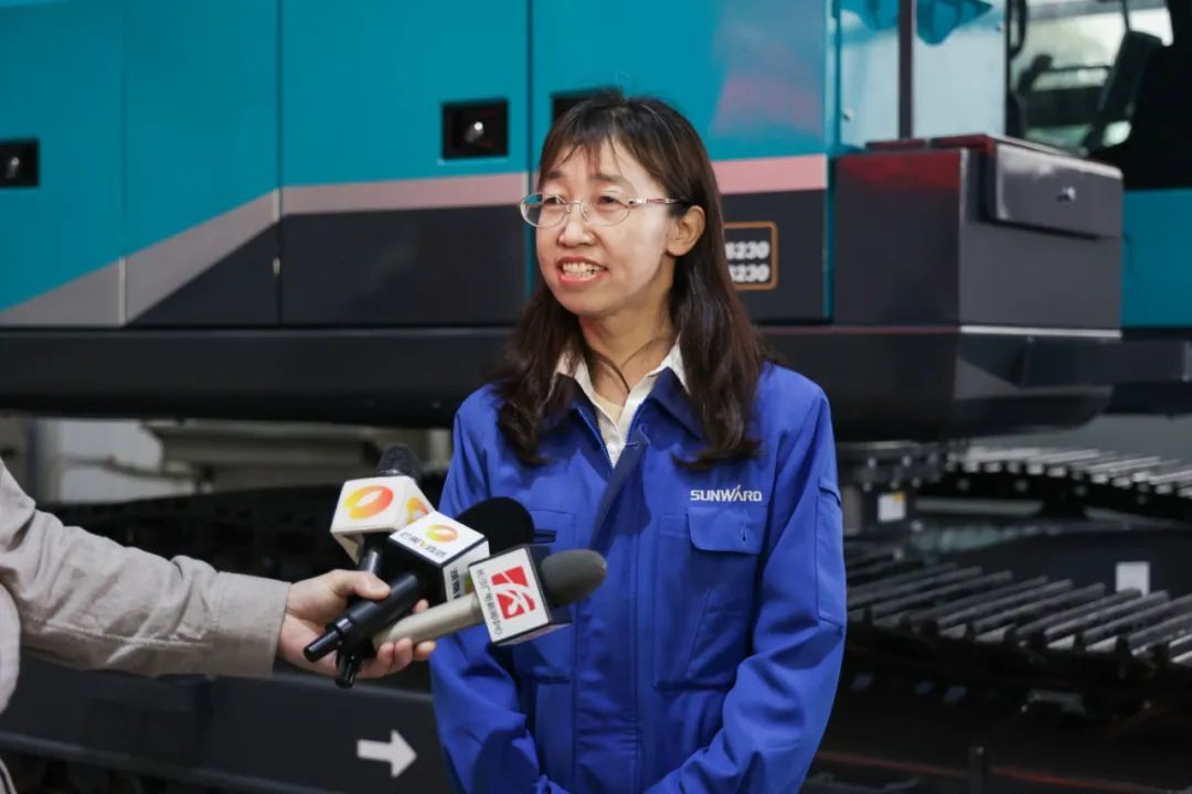 全国首台！皇家国际智能SWE240FED电动智能挖掘机下线