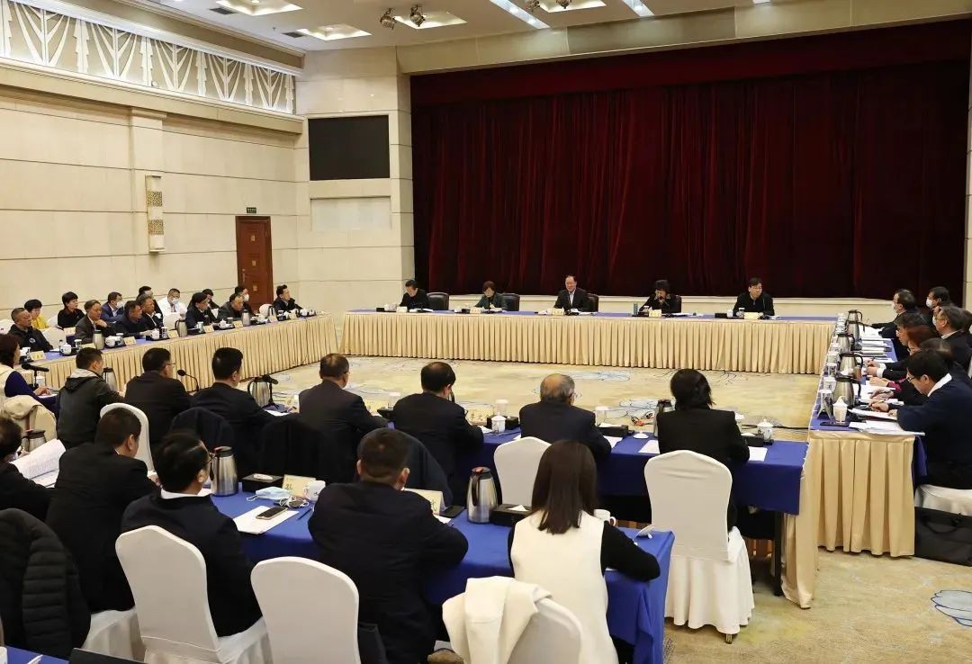 何清华：民营企业要加强创新堆集，推崇精耕细作的内涵式增长