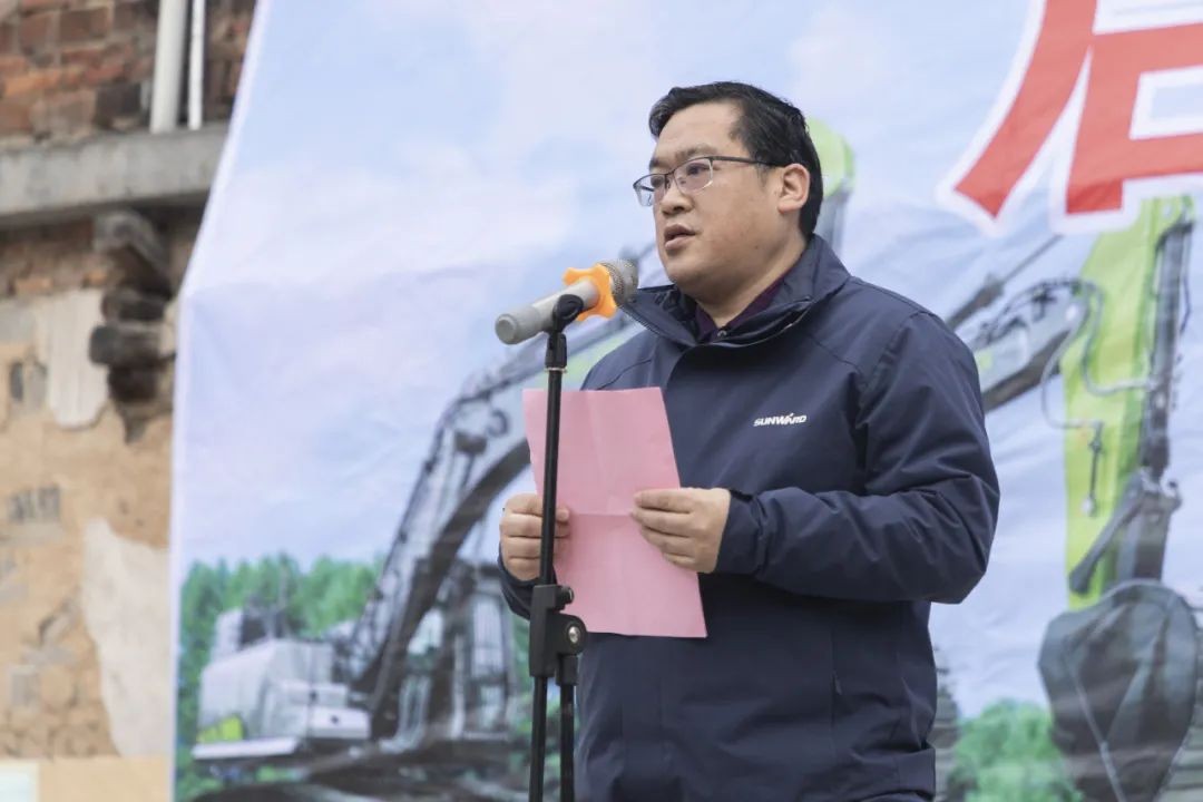 校企合作精准扶贫，产教融合振兴村落 | 皇家国际智能向合作院校对口扶贫点捐赠挖掘机