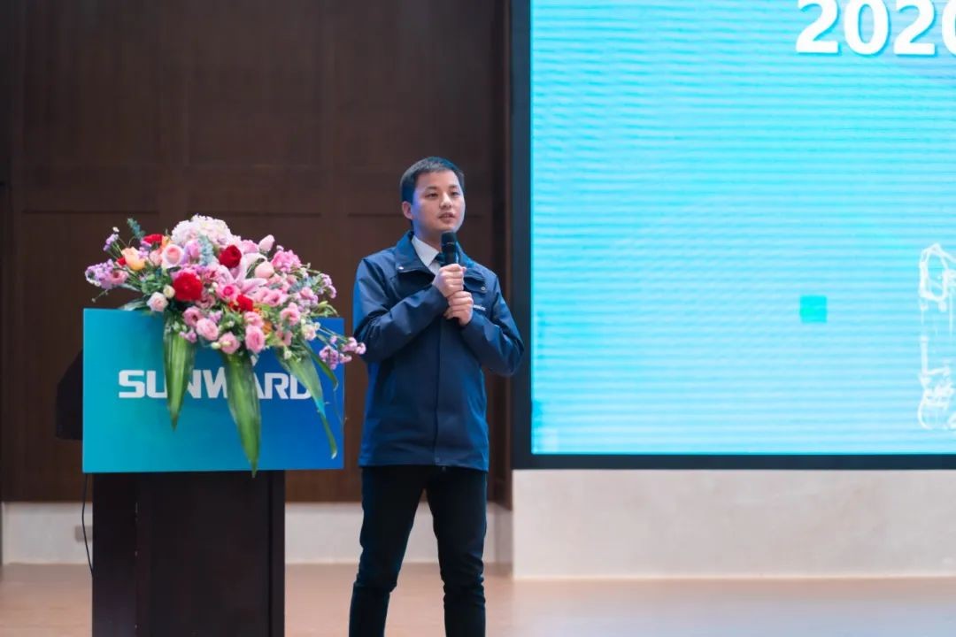 同心克难振兴飞，携试祀心冲万台——2021皇家国际智能挖掘机经销商年会圆满召开