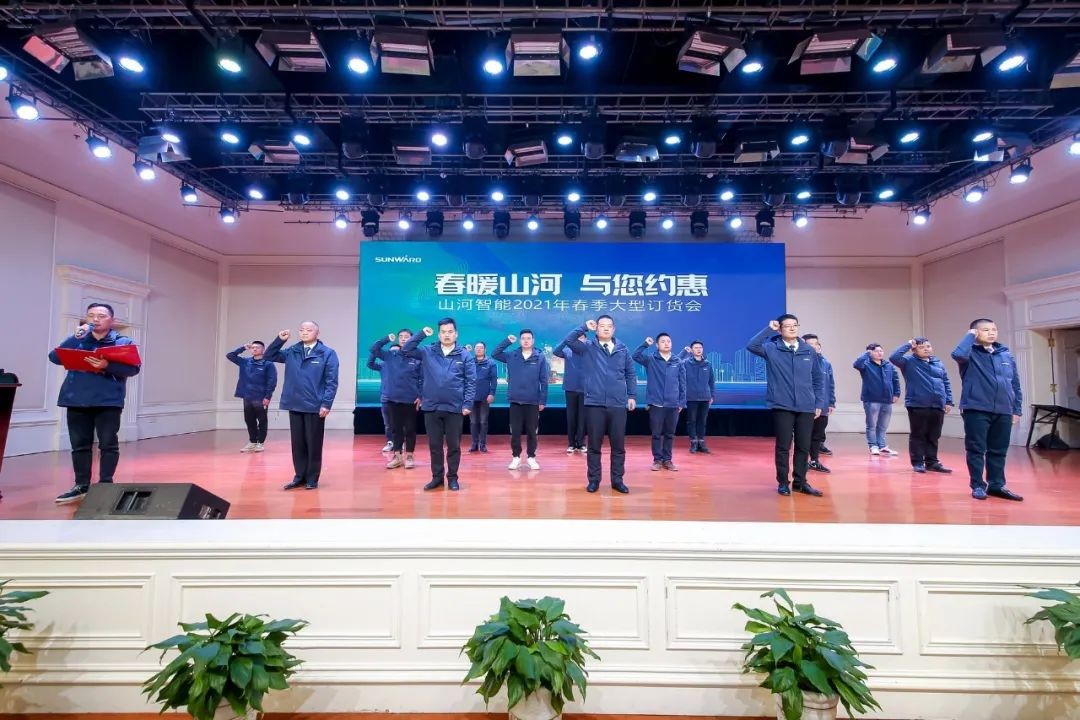 皇家国际智能挖掘机春季订货会长沙会场侧记