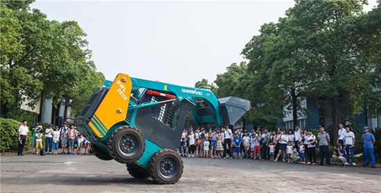 这个夏天，亲子玩转皇家国际智能“三栖”设备