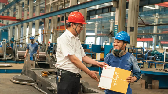 万力集团“送清冷”活动，慰问一线员工