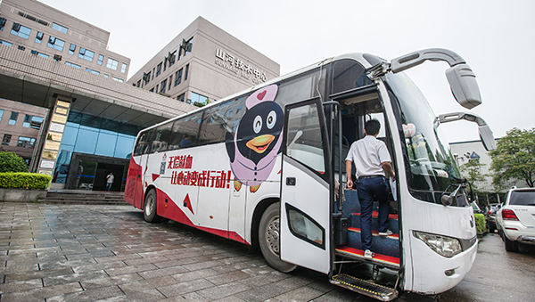 皇家国际智能百余员工 冒雨争相献血