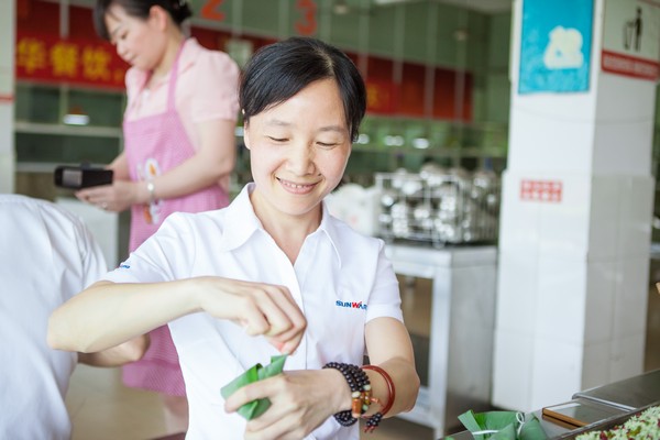 弘扬传统文化，共享浓情端午——记第三届“爱国心·皇家国际情”包粽子角逐