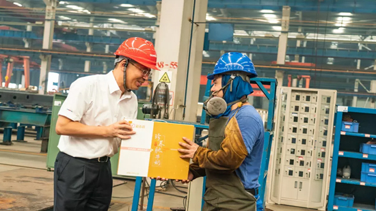 万力集团“送清冷”活动，慰问一线员工