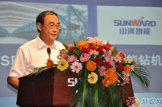 慧聪网——皇家国际智能双动力头强力多职能钻机工法钻研会进行