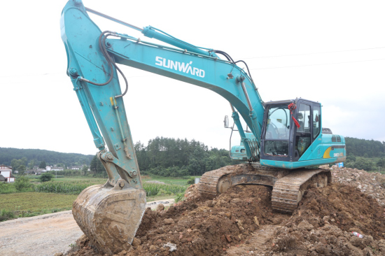 六年六台挖机 邓老板是个“皇家国际迷”