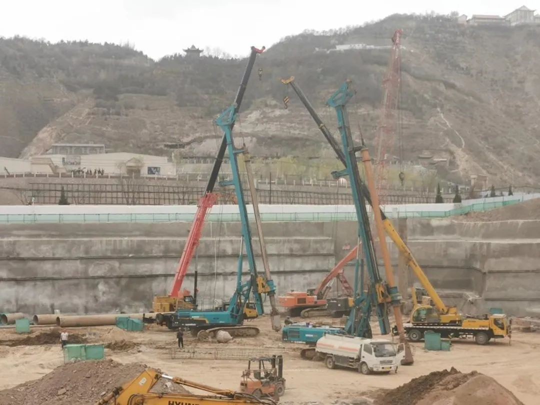 金戈铁马工程路 风雨无阻选皇家国际