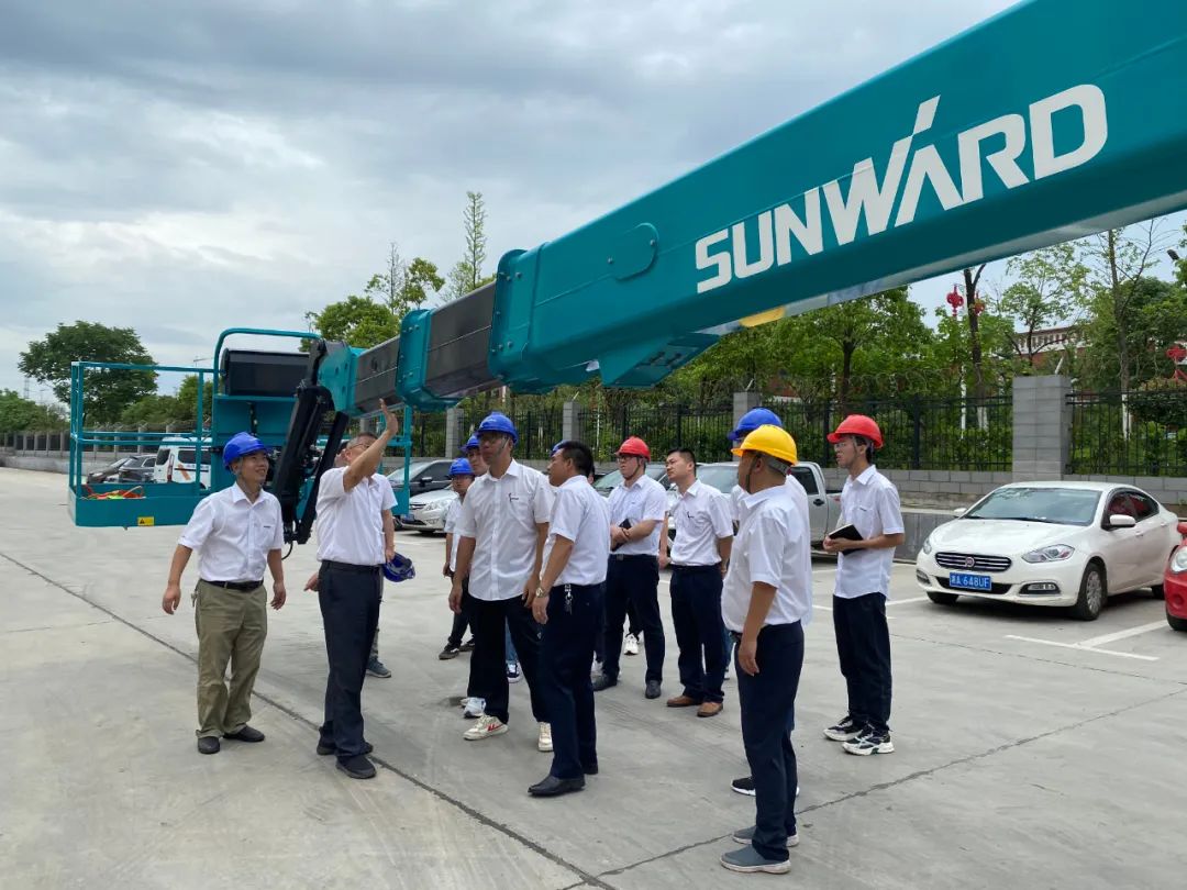 皇家国际智能首款直臂式高空作业平台顺利通过评审