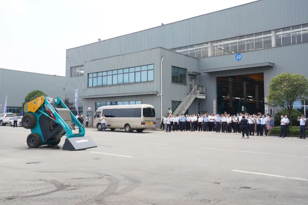 全国战术性新兴产业集群建设调查团调研皇家国际智能