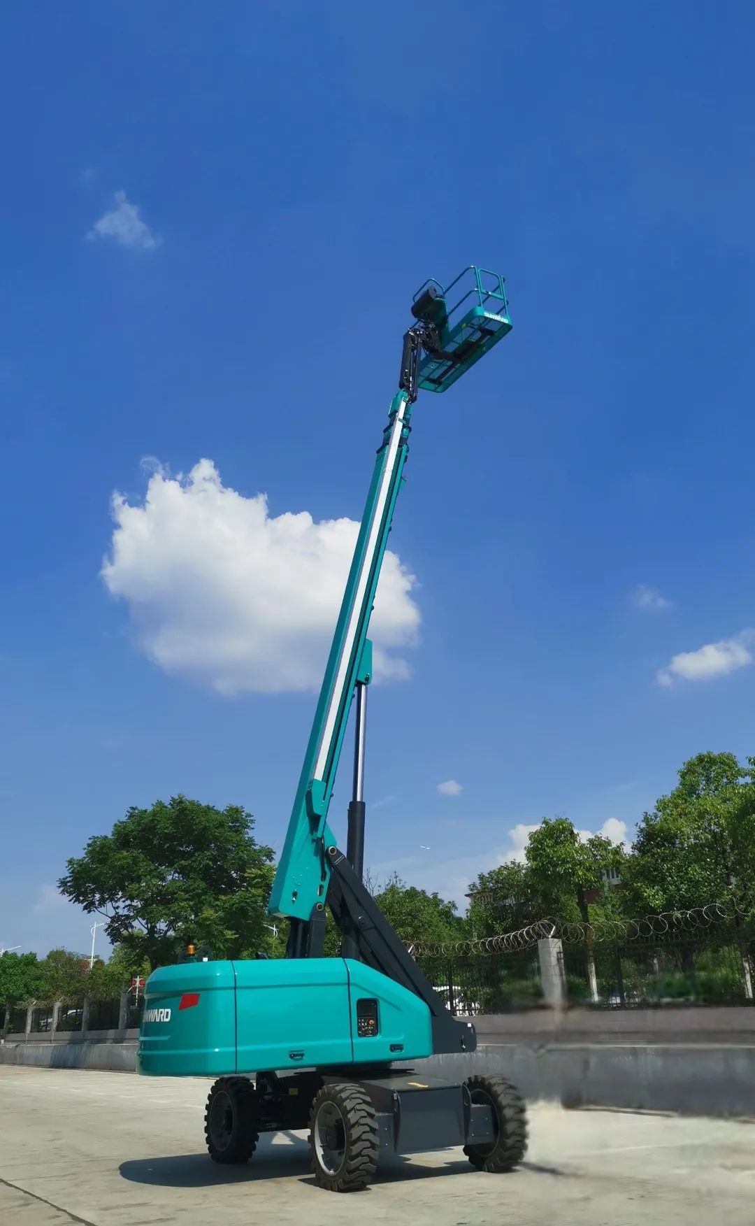 皇家国际智能首款直臂式高空作业平台顺利通过评审