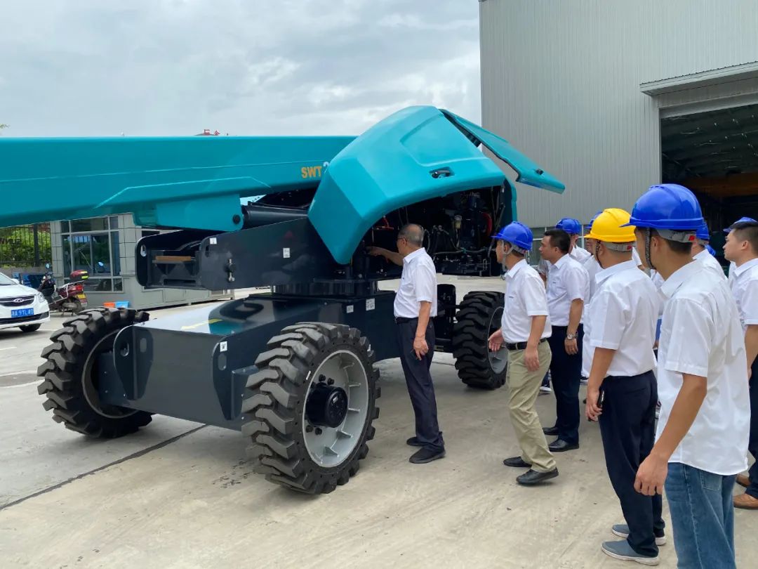 皇家国际智能首款直臂式高空作业平台顺利通过评审