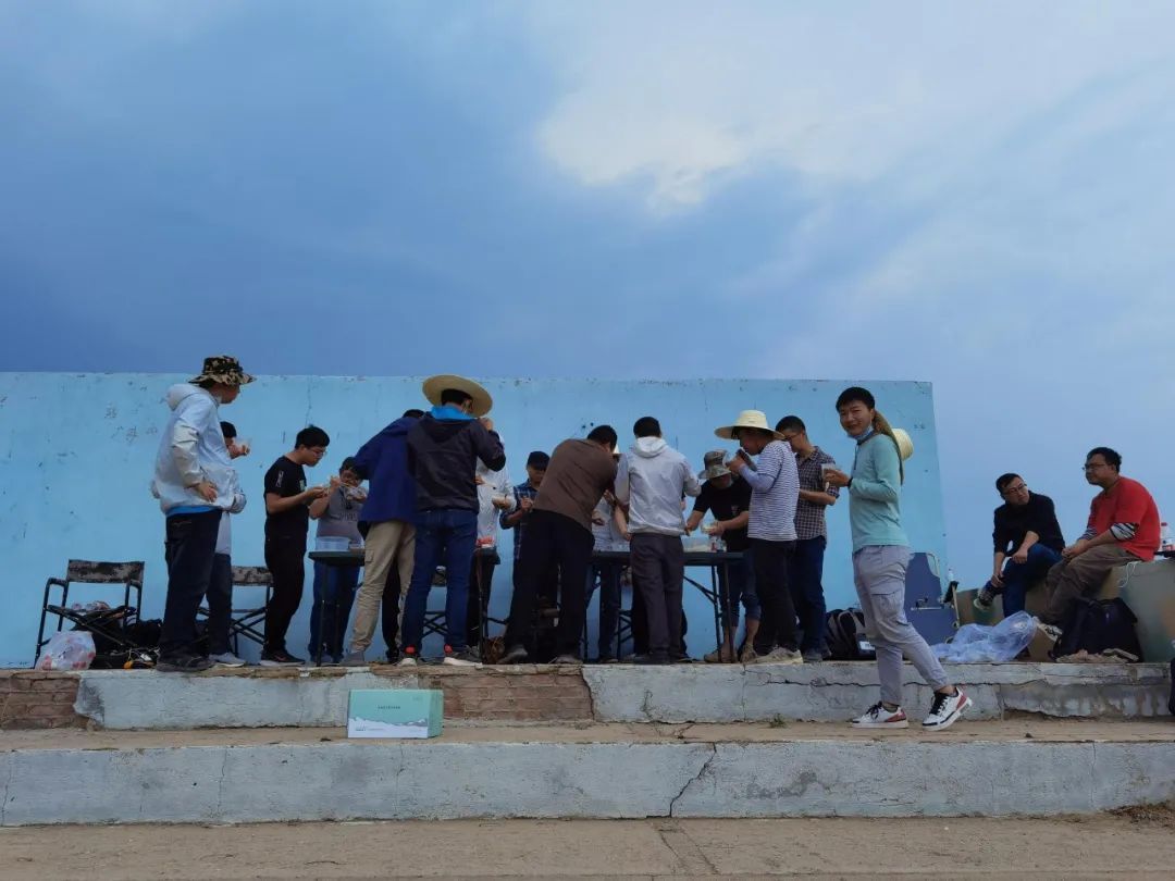 致敬！战斗在风沙中的特种设备团队