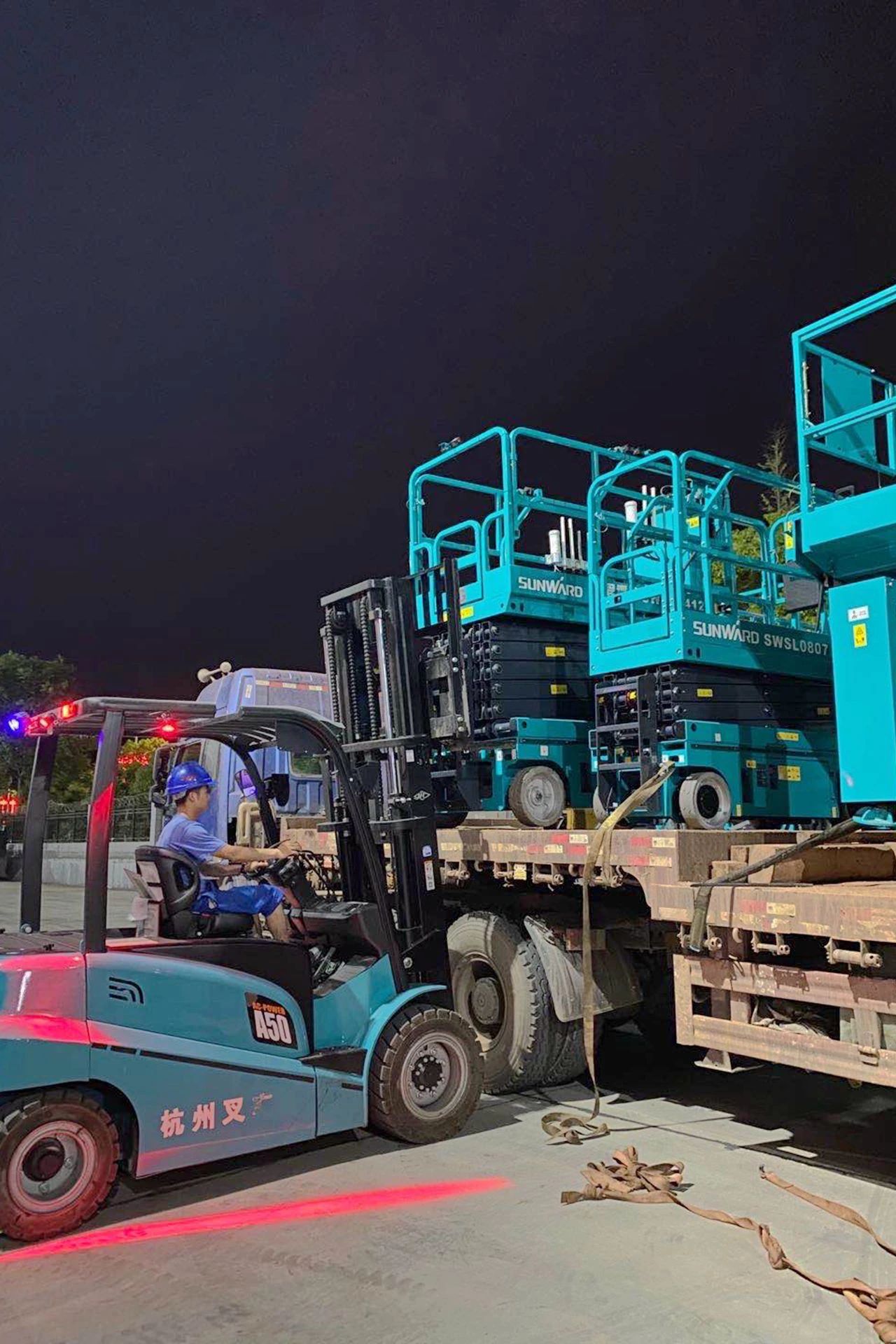 皇家国际智能“蓝精灵”们在平庸岗位的坚守与贡献