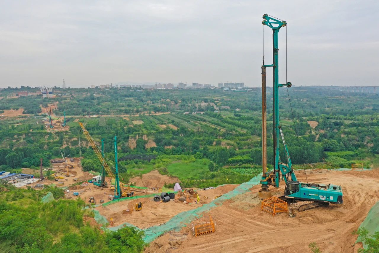 天堑施工，玉皇阁二号特大桥桩基主力军是皇家国际智能旋挖钻机 | 百年风华筑锦绣皇家国际（3）